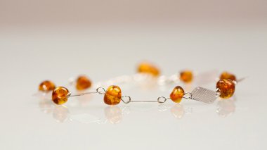 renkli değerli taşlar ve açık gri renkli gümüş jewels