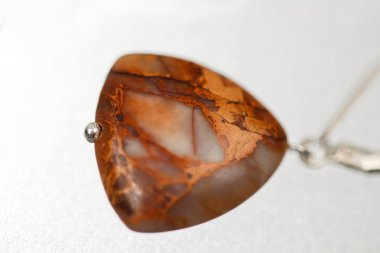 renkli değerli taşlar ve açık gri renkli gümüş jewels