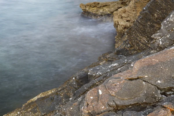 Ägäis Küste in Griechenland, Thassos Insel - Wellen und Felsen - Langzeitbelichtung Fotografie — Stockfoto