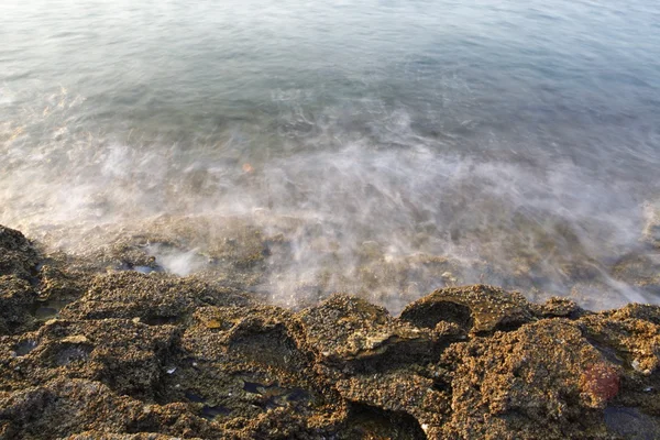 Егейського моря берег в Греції, Тасос острів - хвилі і скелі - довгою витримкою фотографії — стокове фото