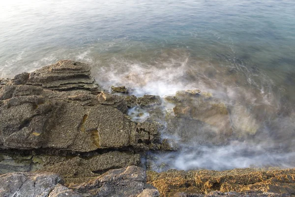 Orilla del mar Egeo en Grecia, Isla de Tasos - olas y rocas - fotografía de larga exposición — Foto de Stock