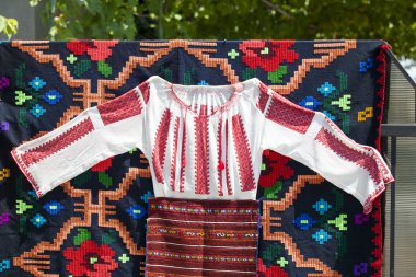 Romence geleneksel bluz - doku ve geleneksel motifler
