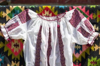 Romence geleneksel bluz - doku ve geleneksel motifler