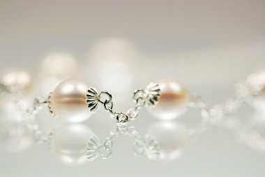 renkli değerli taşlar ve açık gri renkli gümüş jewels