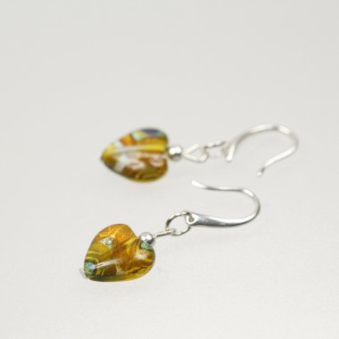 renkli değerli taşlar ve açık gri renkli gümüş jewels