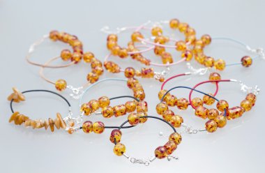 renkli değerli taşlar ve açık gri renkli gümüş jewels