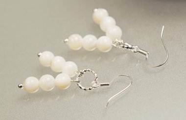 renkli değerli taşlar ve açık gri renkli gümüş jewels