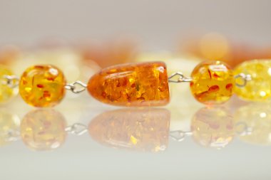 renkli değerli taşlar ve açık gri renkli gümüş jewels