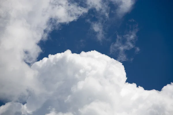 Nuvens brancas e cinzentas — Fotografia de Stock