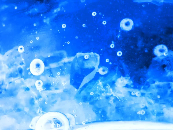 Abstracte compositie met suikerklontjes in een pot met zoetheid (omgekeerde kleuren). het ziet eruit als water met bubbels en ijsblokjes — Stockfoto