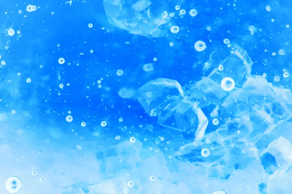 Composizione astratta con cubetti di zucchero in un barattolo con dolcezza (colori invertiti). Sembra acqua con bolle e cubetti di ghiaccio — Foto Stock