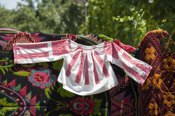 Romanian traditional blouse - textures and traditional motifs — Stock Photo, Image