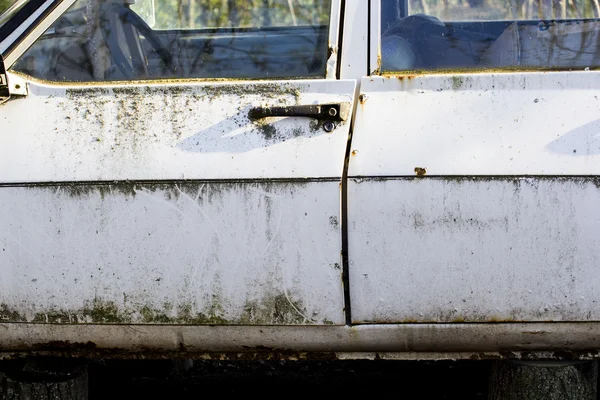Frammenti di un'auto vecchia, abbandonata, arrugginita, rumena — Foto Stock