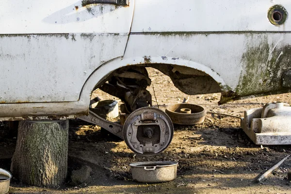 Frammenti di un'auto vecchia, abbandonata, arrugginita, rumena — Foto Stock