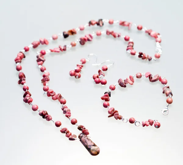 Joyas de plata con piedras preciosas de colores y fondo gris claro — Foto de Stock