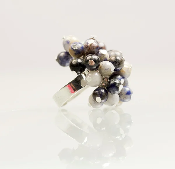Jóias de prata com pedras preciosas coloridas e fundo cinza claro — Fotografia de Stock