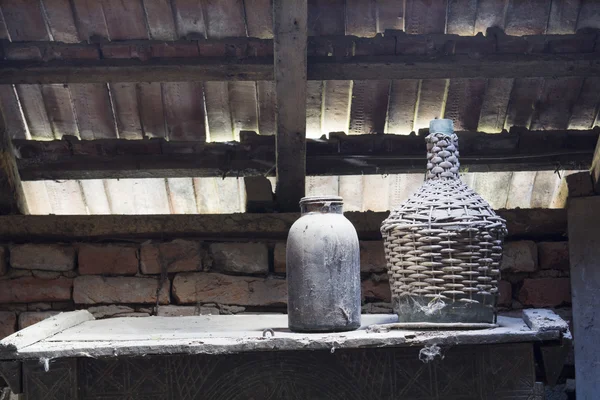 Objetos de vidrio, madera y metal en el ático con polvo y telarañas en una luz hermosa y malhumorada — Foto de Stock