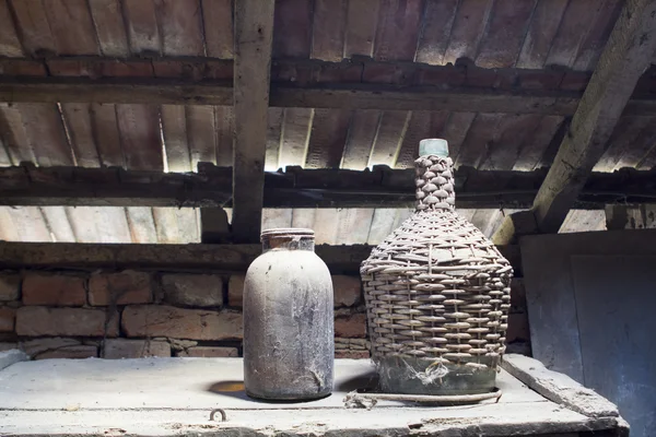 Objetos de vidrio, madera y metal en el ático con polvo y telarañas en una luz hermosa y malhumorada — Foto de Stock