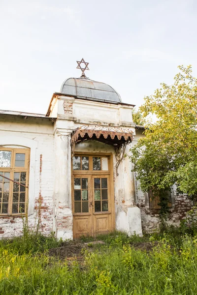 Capela judaica abandonada em um cemitério judeu em um dia de verão — Fotografia de Stock