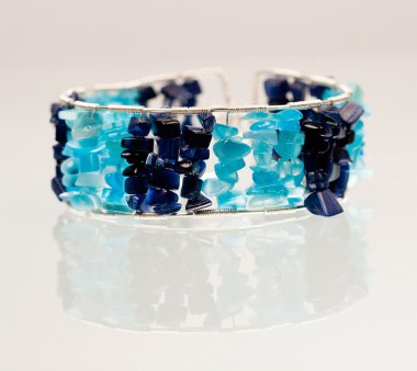 renkli değerli taşlar ve açık gri renkli gümüş jewels