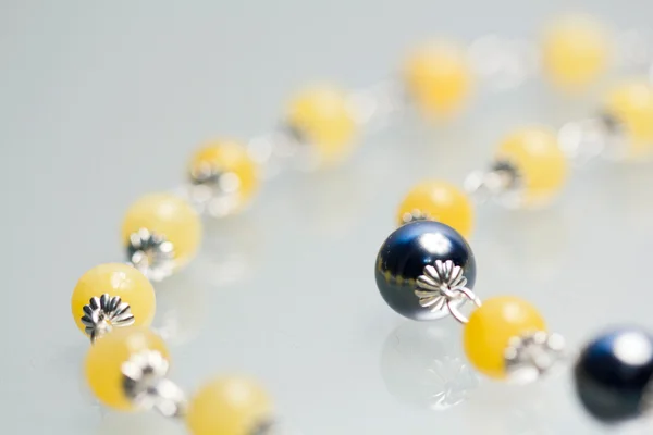 Zilveren juwelen met kleurrijke edelstenen en licht grijze achtergrond — Stockfoto