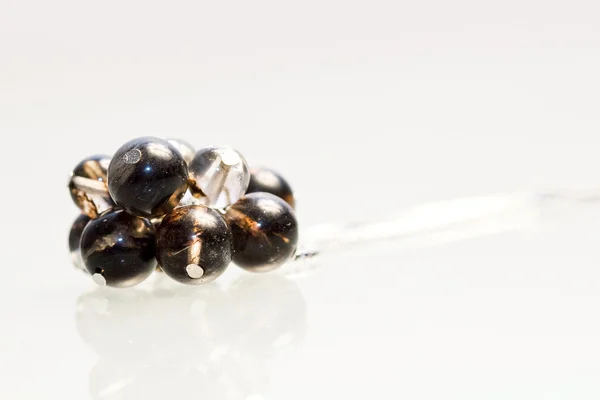 Bijoux en argent avec pierres précieuses colorées et fond gris clair — Photo