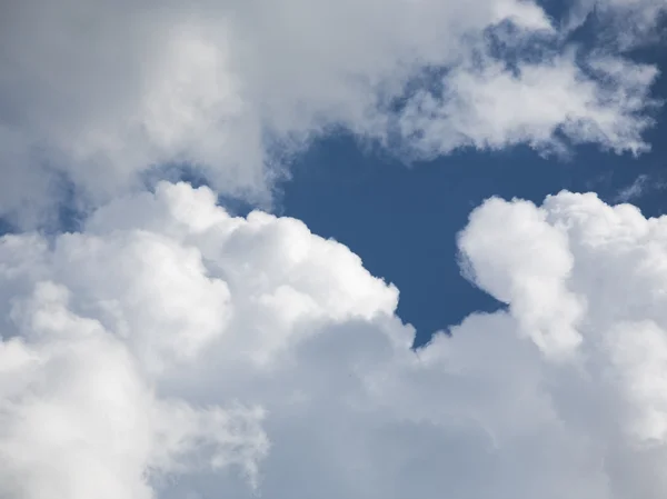 Nuvens bonitas, fofas, brancas e cinzentas e céu azul — Fotografia de Stock