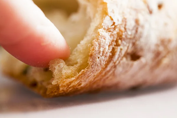 Sepotong roti mediterania dengan zaitun tekstur dengan refleksi — Stok Foto