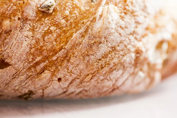 Pedaço de pão mediterrâneo com azeitonas - textura com reflexão — Fotografia de Stock