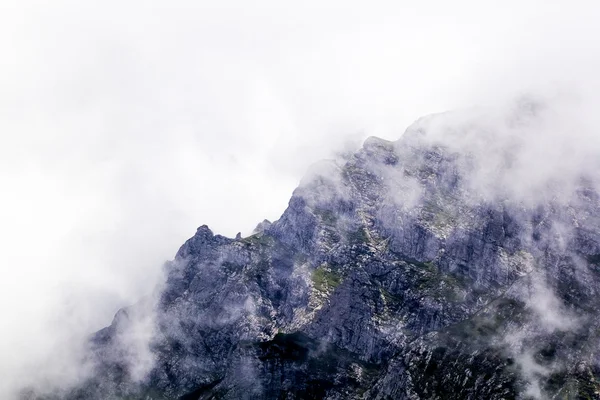 Paesaggio dai monti Bucegi, parte dei Carpazi del Sud in Romania in una giornata molto nebbiosa — Foto Stock