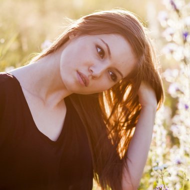 melankolik seyir alanında poz düz saçlı güzel kız