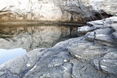 Su ve kayalar Thassos Island, Yunanistan, Giola güzel dokular ve ayrıntılar olarak adlandırılan doğal havuzun yanında, yatay
