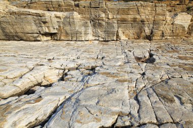 Su ve kayalar Thassos Island, Yunanistan, Giola güzel dokular ve ayrıntılar olarak adlandırılan doğal havuzun yanında, yatay