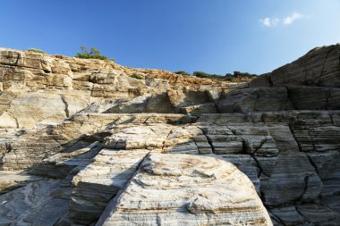 Su ve kayalar Thassos Island, Yunanistan, Giola güzel dokular ve ayrıntılar olarak adlandırılan doğal havuzun yanında, yatay