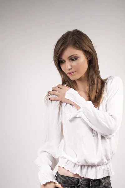 Belle fille caucasienne portant un chemisier blanc avec fond gris clair — Photo