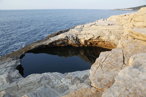 Paesaggio con acqua e rocce nell'isola di Thassos, Grecia, vicino alla piscina naturale chiamata Giola Belle texture e dettagli — Foto Stock