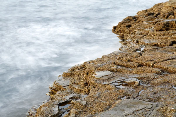 Orilla del mar Egeo en Grecia, Isla de Tasos - olas y rocas - fotografía de larga exposición —  Fotos de Stock