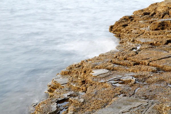 Orilla del mar Egeo en Grecia, Isla de Tasos - olas y rocas - fotografía de larga exposición — Foto de Stock