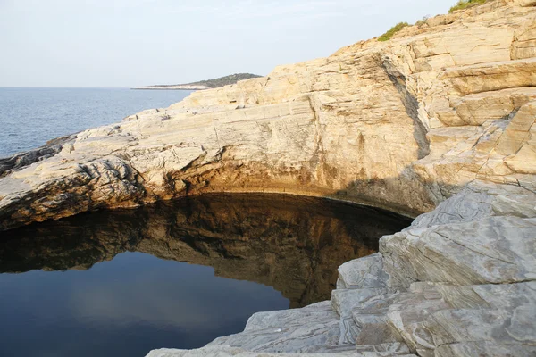 Landschap met water en rotsen in Thassos eiland, Griekenland, naast het natuurlijke zwembad genaamd Giola mooie texturen en details — Stockfoto