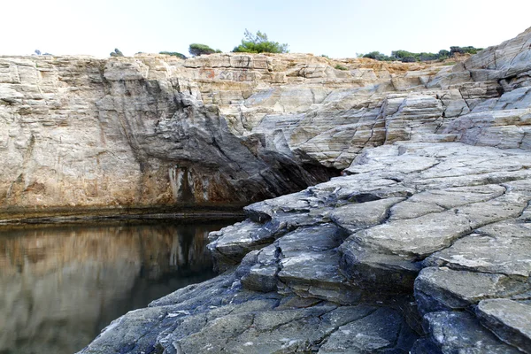 Paysage avec de l'eau et des roches dans l'île de Thassos, Grèce, à côté de la piscine naturelle appelée Giola Belles textures et détails — Photo