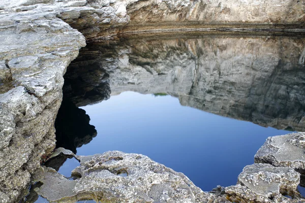 Paysage avec de l'eau et des roches dans l'île de Thassos, Grèce, à côté de la piscine naturelle appelée Giola Belles textures et détails — Photo