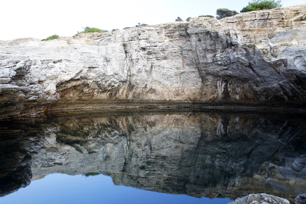 Paysage avec de l'eau et des roches dans l'île de Thassos, Grèce, à côté de la piscine naturelle appelée Giola Belles textures et détails — Photo