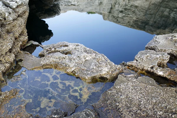 Peisaj cu apă și roci în insula Thassos, Grecia, lângă piscina naturală numită Giola Texturi și detalii frumoase — Fotografie, imagine de stoc