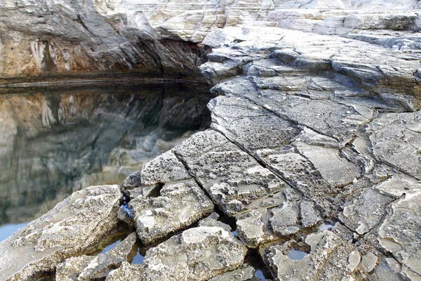 Krajobraz z wody i skały na wyspie Thassos Grecja, obok naturalny basen zwany Giola pięknych tekstur i szczegóły — Zdjęcie stockowe