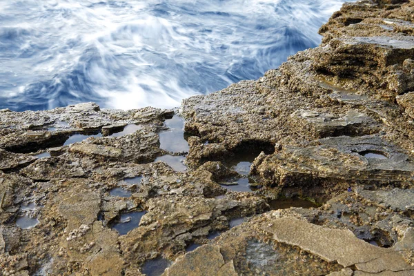 Thassos 아일랜드, 그리스, Giola 아름 다운 질감과 세부 정보 라는 자연 수영장 옆에 바위와 물 풍경 — 스톡 사진
