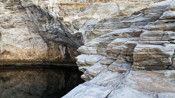 Paisaje con agua y rocas en la isla de Tasos, Grecia, junto a la piscina natural llamada Giola Hermosas texturas y detalles —  Fotos de Stock