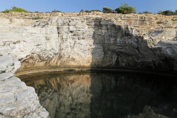 Paysage avec de l'eau et des roches dans l'île de Thassos, Grèce, à côté de la piscine naturelle appelée Giola Belles textures et détails — Photo