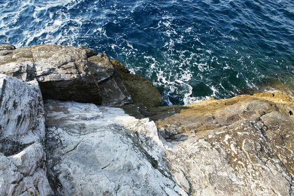 Paisaje con agua y rocas en la isla de Tasos, Grecia, junto a la piscina natural llamada Giola Hermosas texturas y detalles — Foto de Stock
