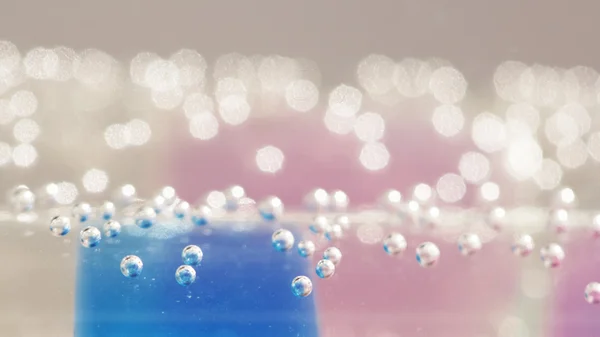 Abstraktní kompozice s podvodní trubky s barevnými želé kuličky uvnitř a bubliny — Stock fotografie