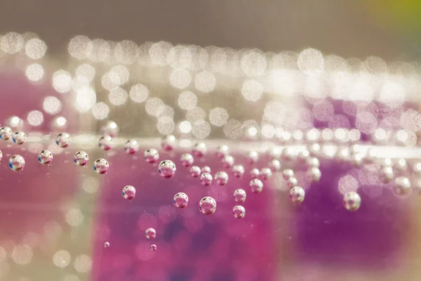 Abstrakte Komposition mit Unterwasserröhren mit bunten Gummibällen im Inneren und Blasen — Stockfoto